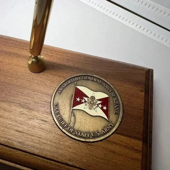 Vintage US Army Wooden Pen Holder With Medals - Picture 3 of 6
